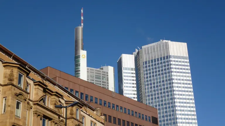 Modernūs dangoraižiai ir senoviniai pastatai Frankfurte, kur įsikūręs Europos Centrinis Bankas.