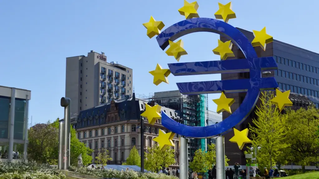 Didelis Euro simbolis Frankfurte prie Europos Centrinio Banko būstinės pastato.