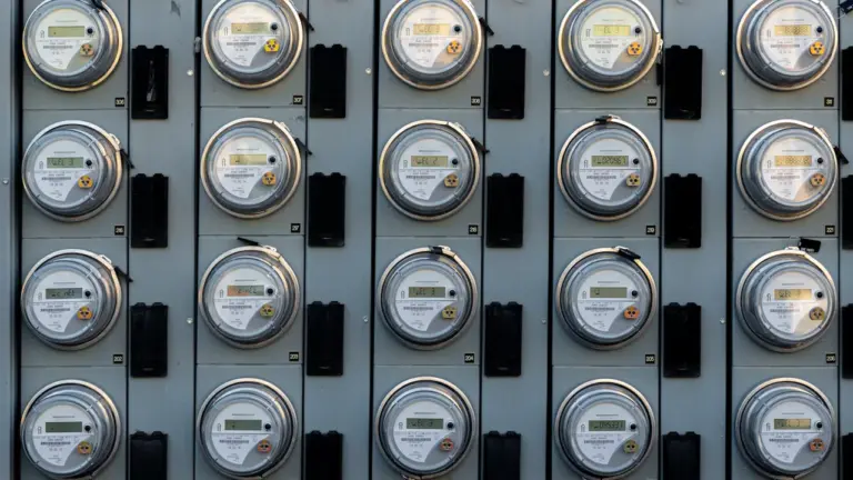 Elektros kainų pokyčiai rudenį: ką svarbu žinoti Lietuvos vartotojams