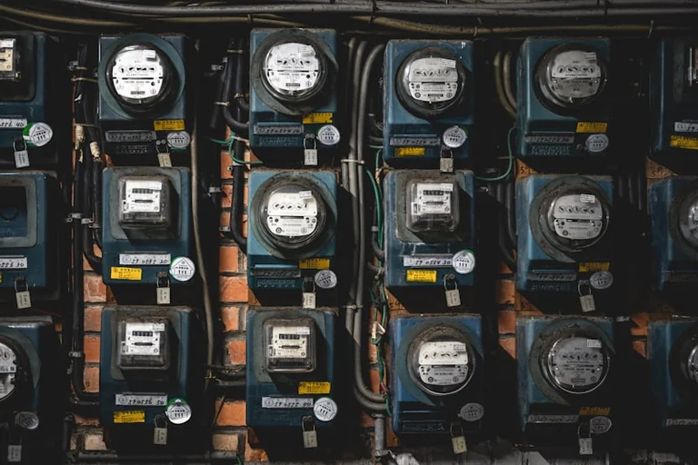 Elektros kainų pokyčiai rudenį: ką svarbu žinoti Lietuvos vartotojams