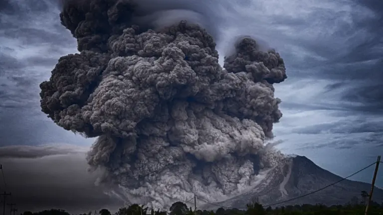 Krakatau 1883 m.: išsiveržimas, pakeitęs cunamių supratimą