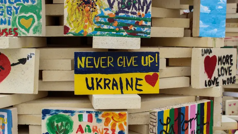 Rugpjūčio 24-oji: kaip saugiai aukoti Ukrainai Lietuvoje