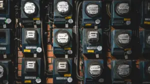Daugybė elektros skaitiklių sumontuotų ant pastato sienos atspindi energijos suvartojimo mastą.