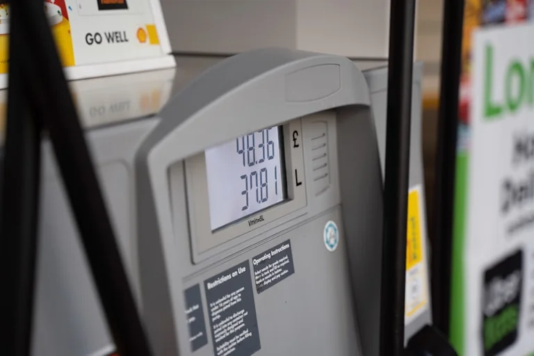 Kelionės degalų kainą apskaičiuokite dar prieš pildami baką