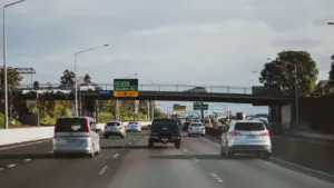 Automobilių eismas magistralėje dienos metu, vaizdas iš vairuotojo perspektyvos kelyje.