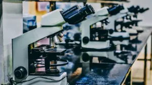 Profesionalus mikroskopas laboratorijoje, skirtas pažangiems medicininiams tyrimams ir genų terapijos plėtrai.
