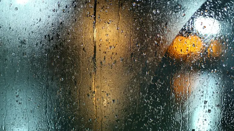 Sapnuoti lietų: emocijų ir pokyčių simbolis sapne