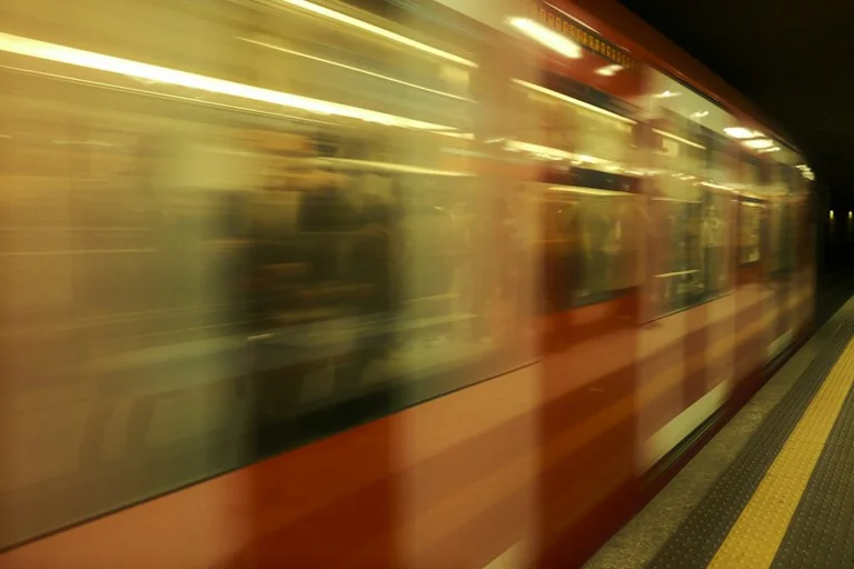 Sapnuoti traukinį: pasirinkimų, tempo ir išvykimo simbolika