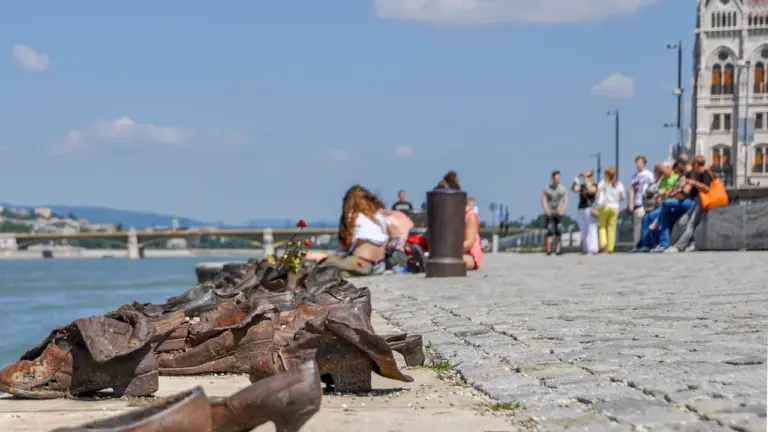 Bronziniai batai ant Dunojaus krantinės Budapešte, skirti Holokausto aukoms atminti.