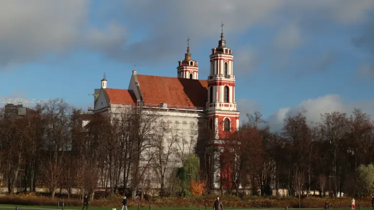 Vilniaus Šv. Onos bažnyčia gražią ir saulėtą rudens dieną miesto centre.
