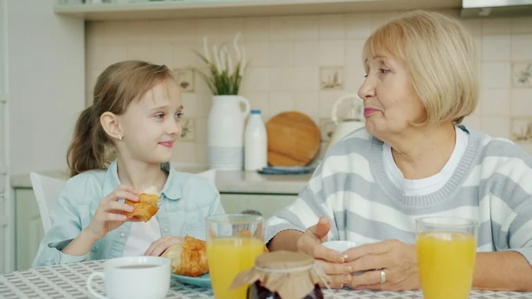 Spalio 1-oji: kaip kalbėtis apie pagalbą išsaugant savarankiškumą