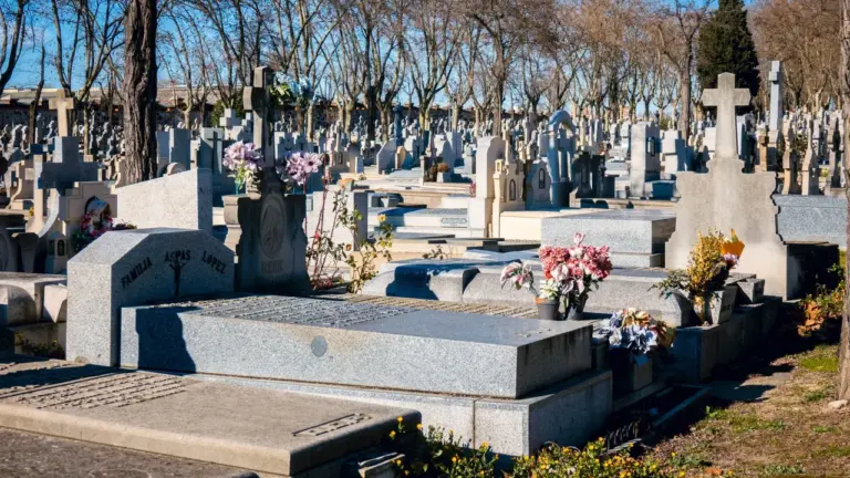 Vėlinės ilgins keliones: daugiausia kantrybės gali prireikti prie kapinių