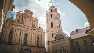 Istorinis Vilniaus universiteto ansamblis su barokine Šv. Jonų bažnyčia ir varpine senamiestyje.